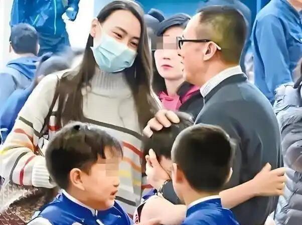 李泽楷曾经为了给梁洛施解约付了2亿，梁洛施也是唯一一个给李泽楷生过孩子的女友。可