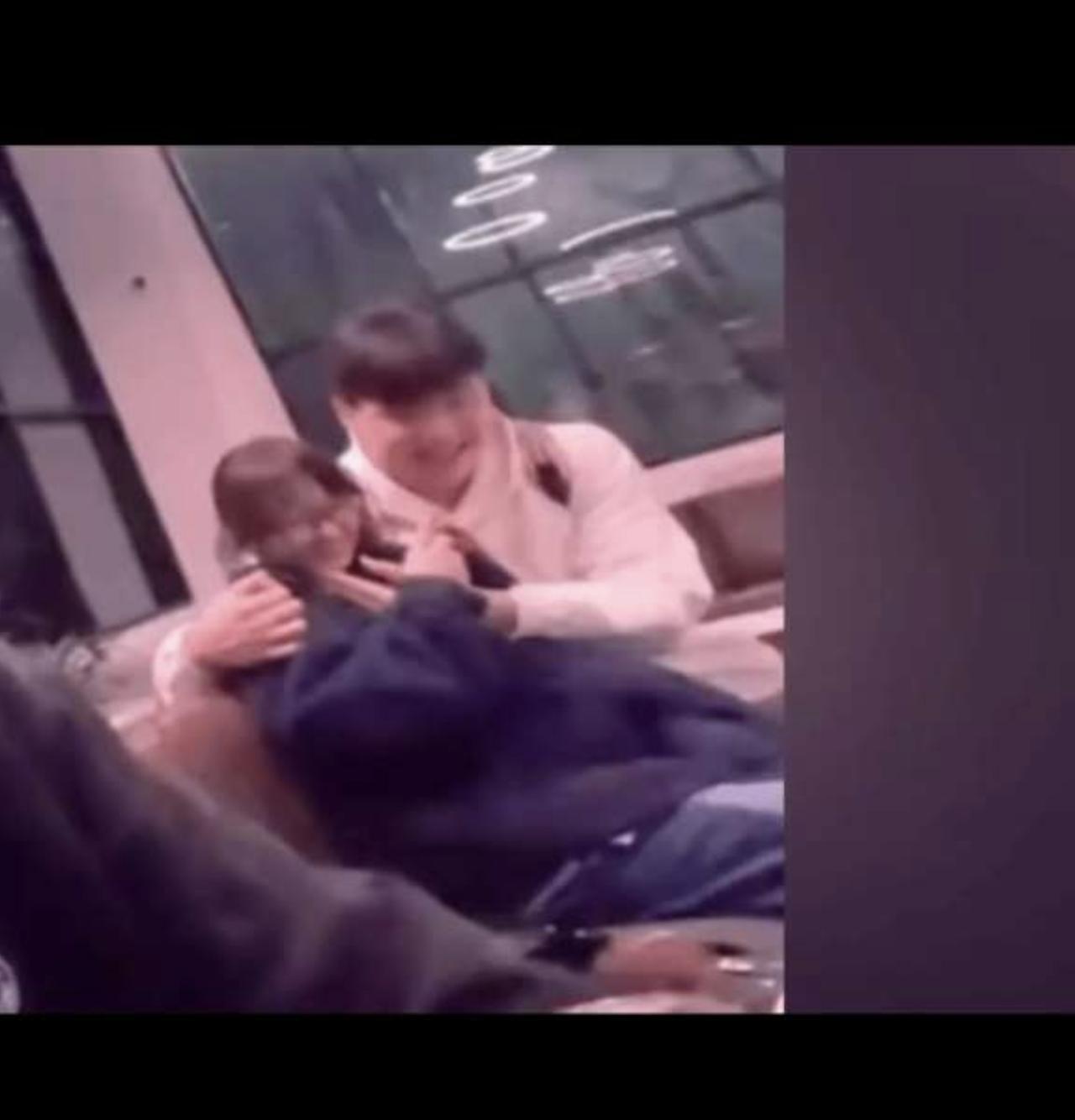 【杨瀚森和女友嬉戏打闹，再次引发球迷不满】其实一直不愿意说杨瀚森的个人私事，尤其