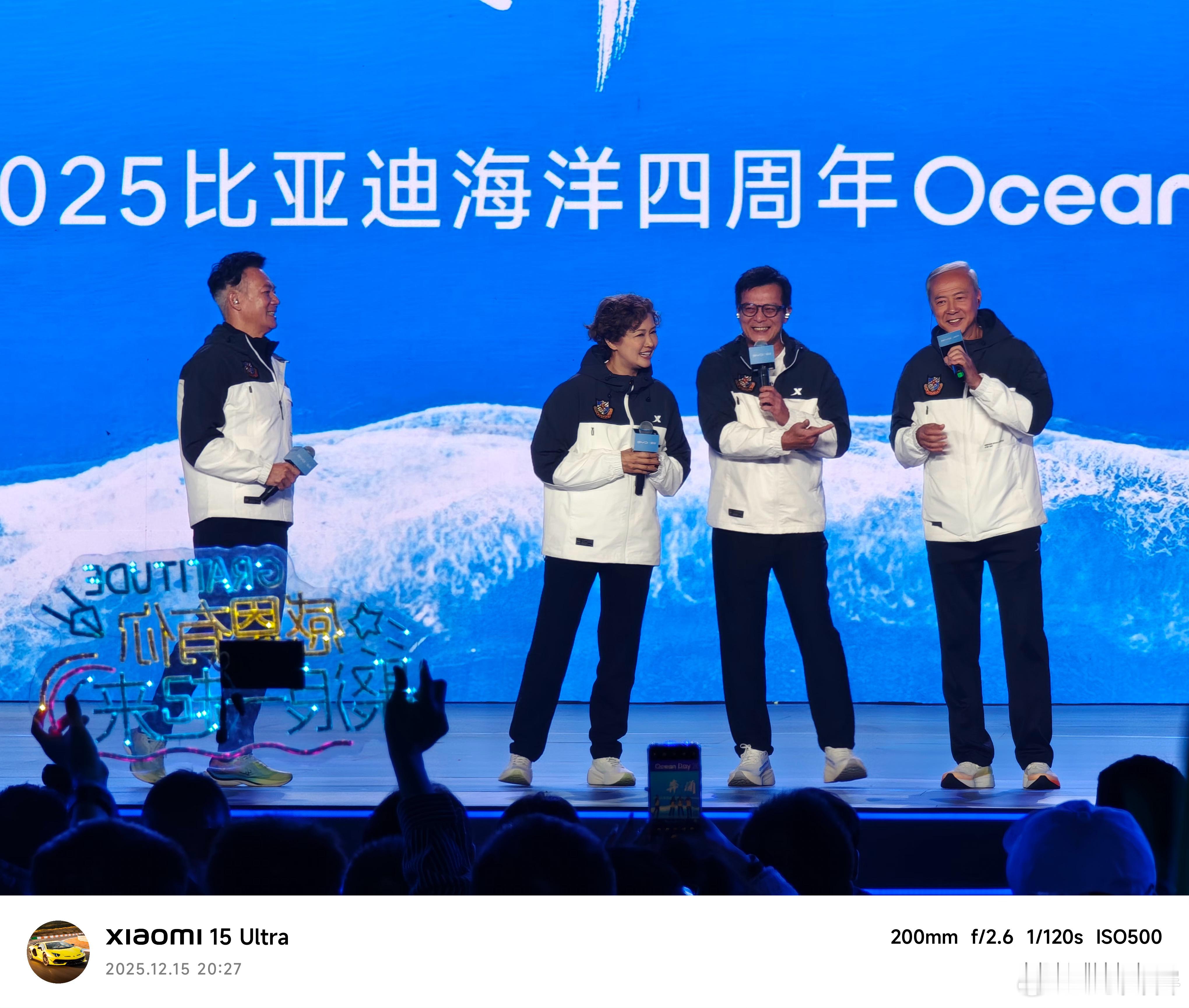 请了好多老资历来演出啊我敢打赌我的粉丝里没人能认全图里所有人感觉即使我爸妈也很难