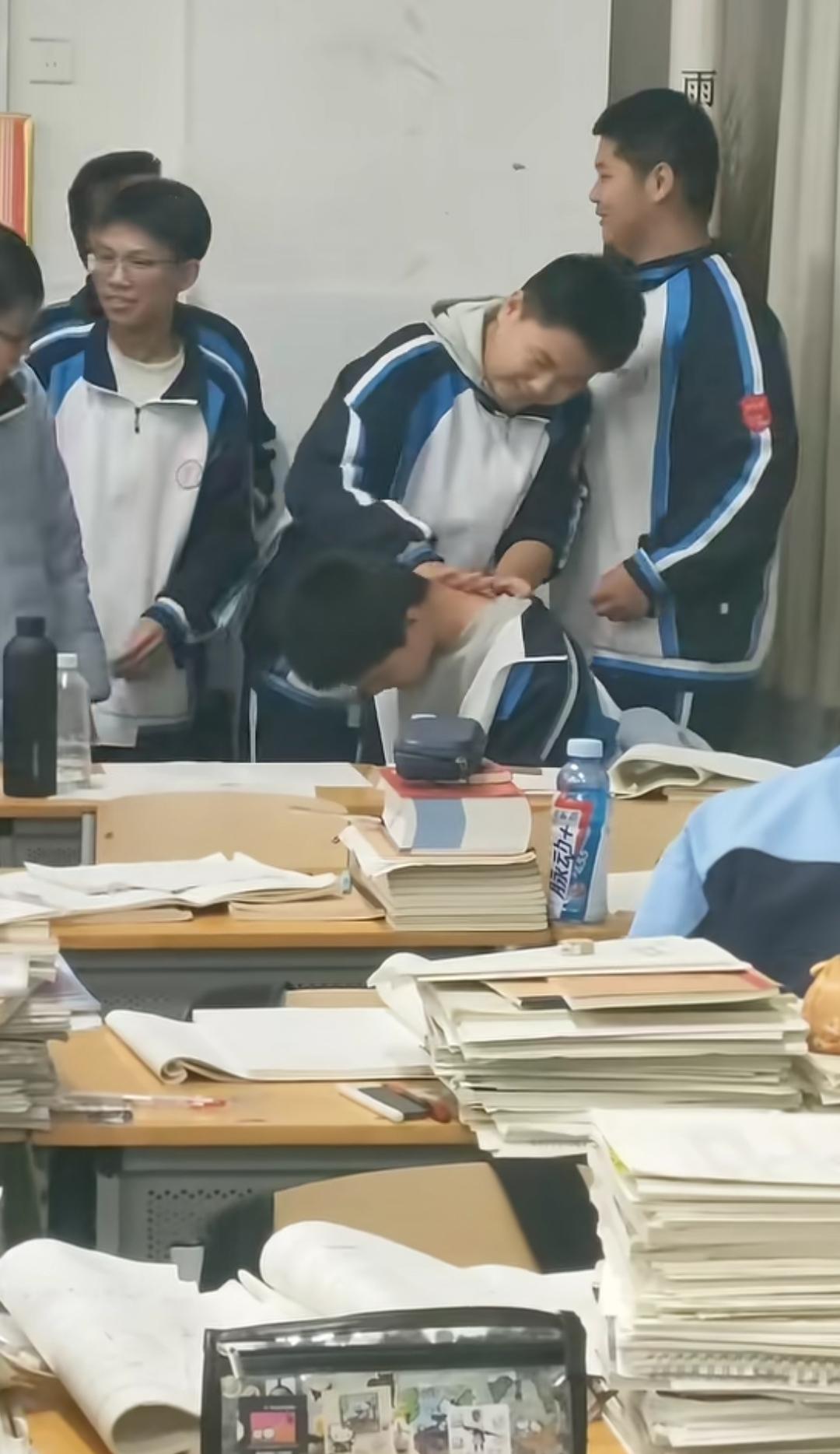 此刻，成绩已经变成了次要的。班里有学生发烧了，39.5度，这烧的好高，而家长可