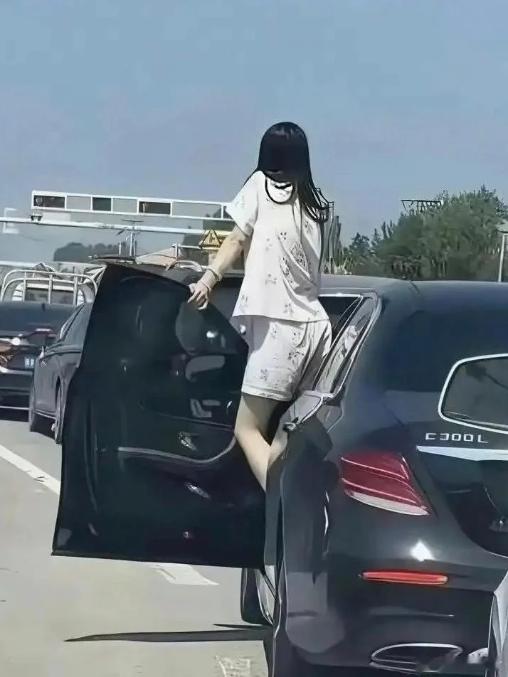 高速路上堵车看到的时候这娘们真虎啊