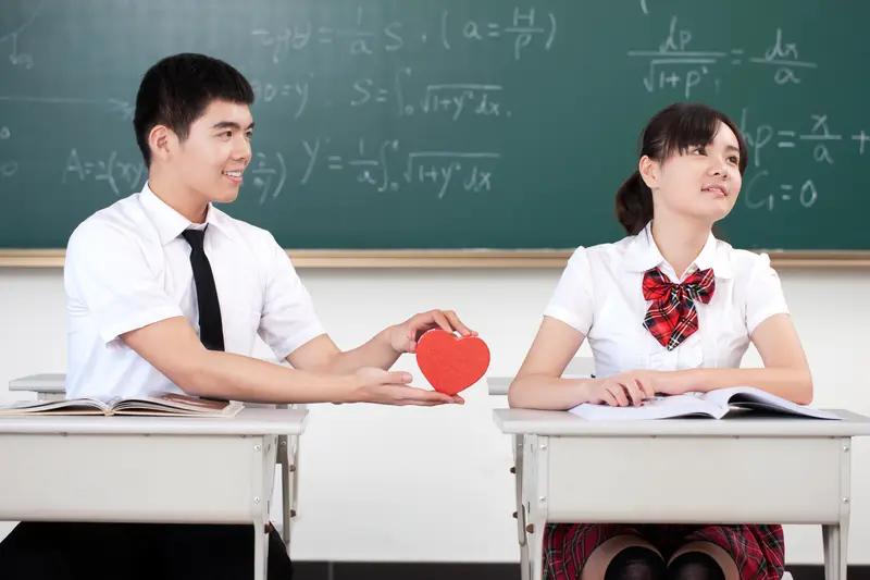 教导主任巡查早恋情况，撞见一男一女手拉手在操场悠闲漫步。他十分生气，随即将二