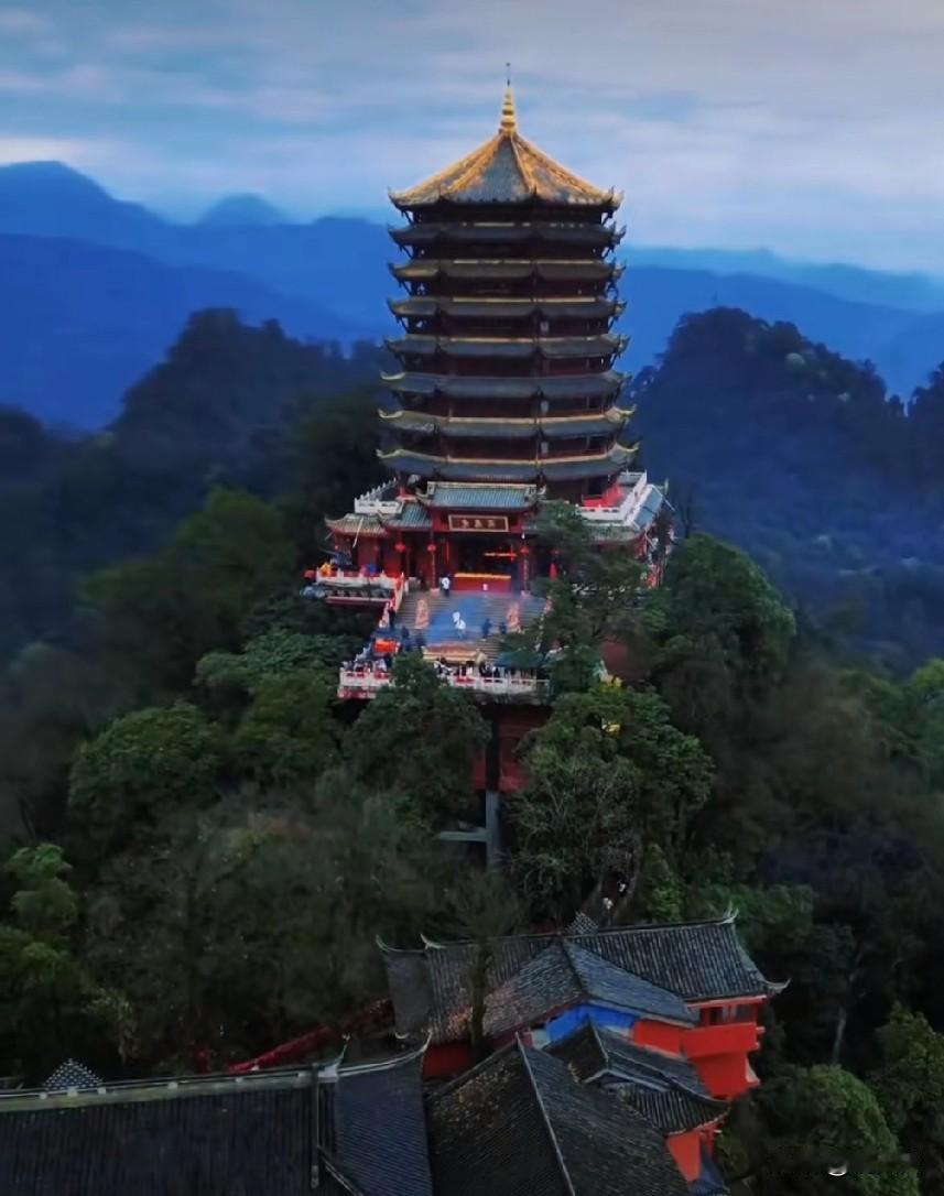 真羡慕表姐两口子退休了，开始选择一长段时间出去旅居。冬天刚从海南回来，现在住