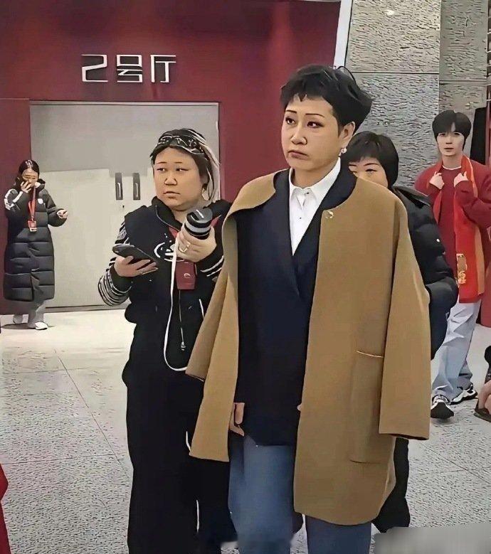 张凯丽像换了个人似的‎，‏‏我⁠还以为眼花﻿⁠‎了‏⁠﻿，盯﻿⁠了半天才确认‏，
