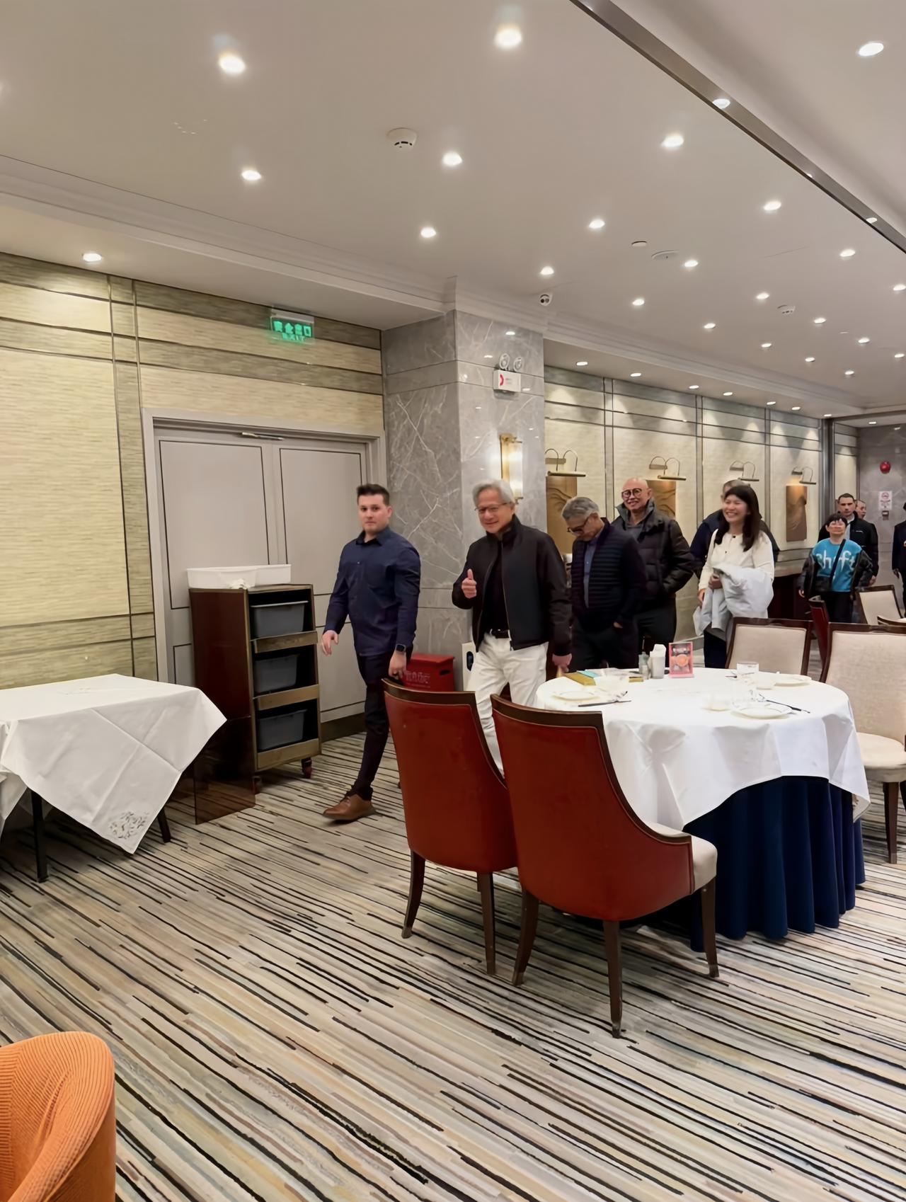 黄仁勋被特朗普坑的不轻。本来如果好好做生意，他生产的芯片能够在中国占有好大一片市