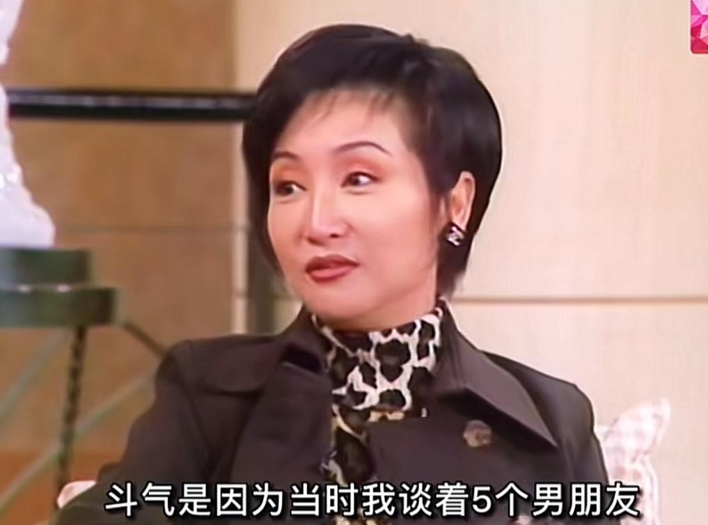 狄波拉说：“我跟谢贤结婚，纯粹是为了斗气，那会儿我有五个男朋友。”狄波拉晚