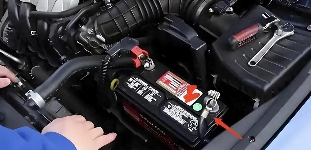 上周我一个朋友去4S店保养，去年一年开了不到四千公里，愣是被售后的小姑娘几句话给