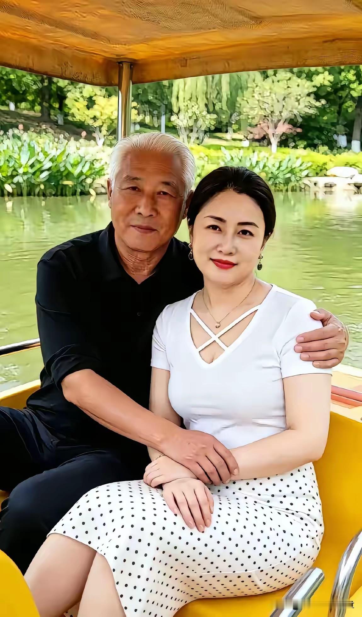 七言·泛舟偕老碧水轻舟揽翠光，白头相伴意悠长。温情脉脉湖风暖，相守余