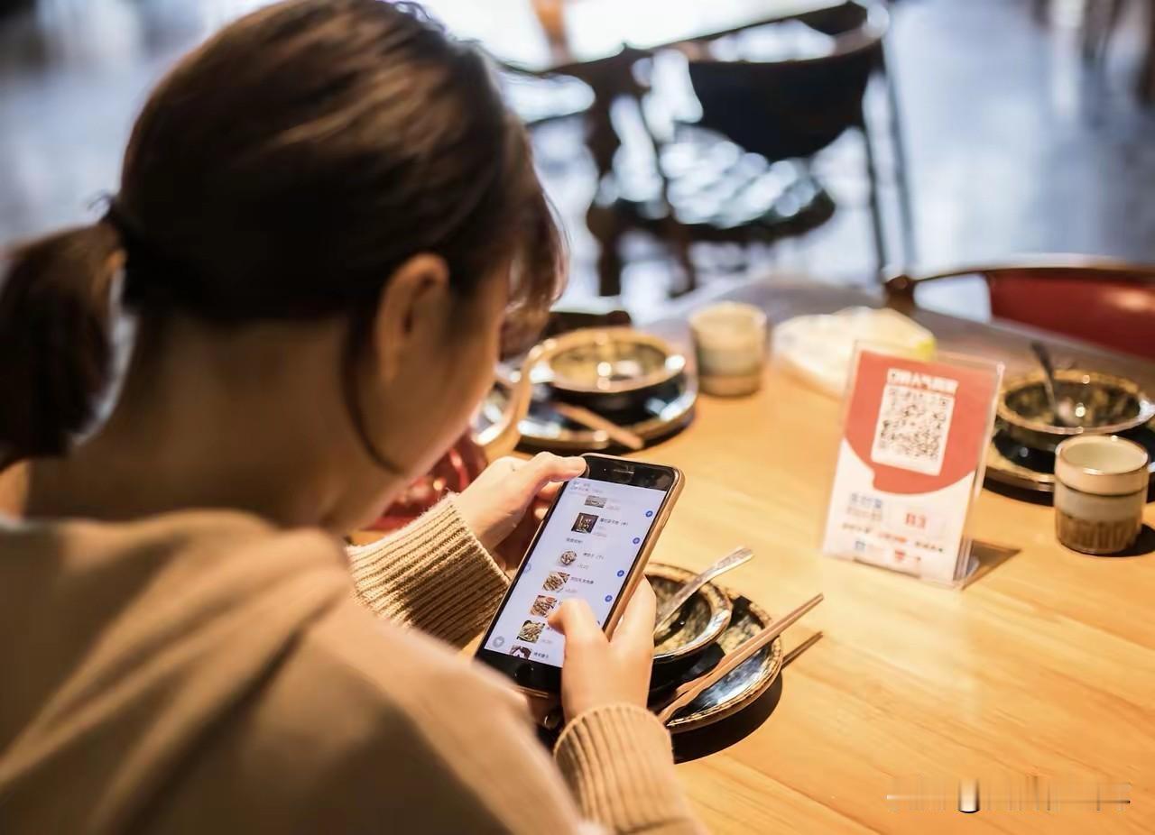 “细思极恐！”上海，一女子去餐馆吃饭，明明有服务员，却让她扫码点餐，可扫码后，弹