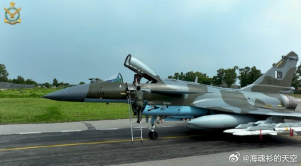 巴铁空军终于公开，这是一架有实战战绩的巴空军歼10CE战斗机，机头侧方位置有击落标识，打下印军阵风，