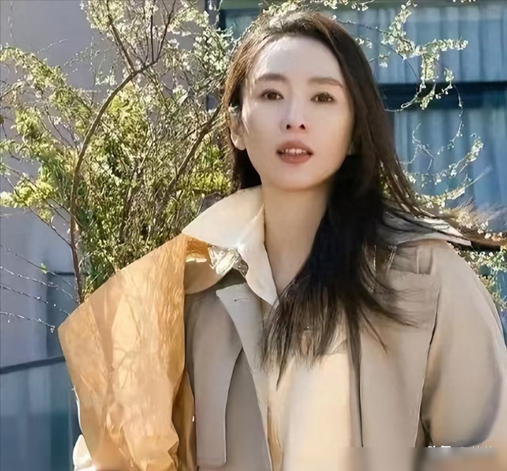 童瑶跟王冉被拍到喝咖啡那年，全网都在骂她图资源。17岁年龄差，资本大佬配女明星，搁谁看都像买卖。可没