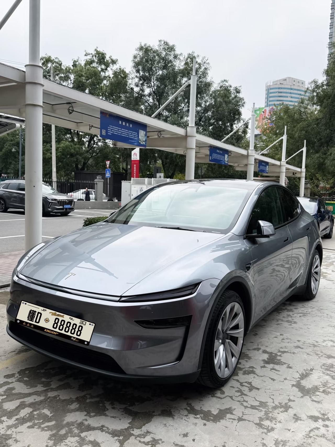 不知道为啥长续航一出来，各位刚新订车的车主们都长吁短叹，不就是增加了十几度的电池