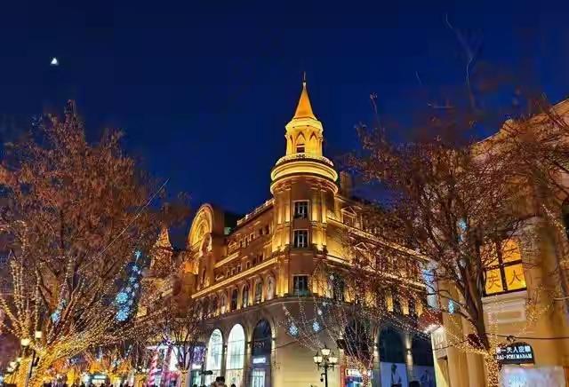 在寒冬腊月里，一个地方吸引了将近150万游客的目光，它就是被誉为“北国奇迹”的冰