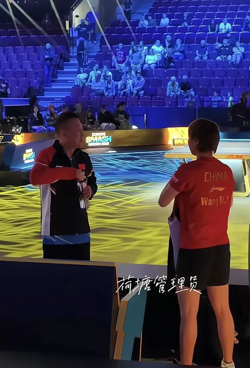 8月17号，王曼昱3比0赢了万远，比赛一结束，马琳立马就过来给她复盘。你瞅王曼昱