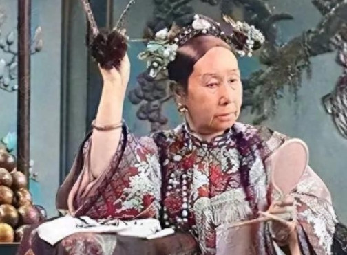 1880年，慈禧的身上长了疖疮，烦躁的很。太医们束手无策，毕竟谁敢摸太后的屁股啊