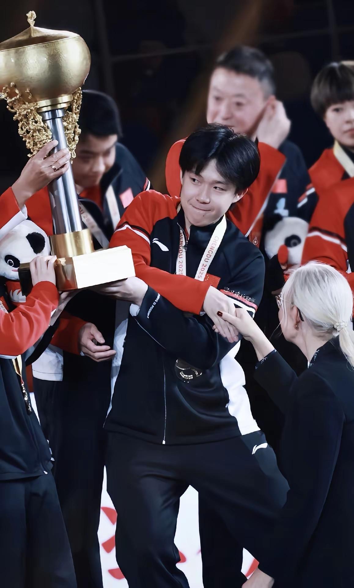 大头是国乒喜剧人实锤！这手忙脚乱的样子真是笑不活了！谁看了大头领奖台上的样子不