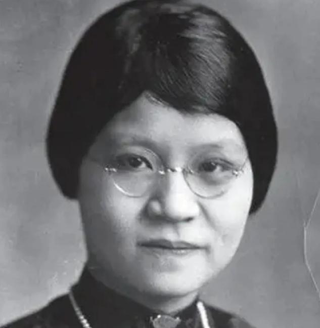 1901年，江苏无锡，一个17岁的姑娘被亲妈塞进了花轿。新婚之夜，她揭开盖头，面