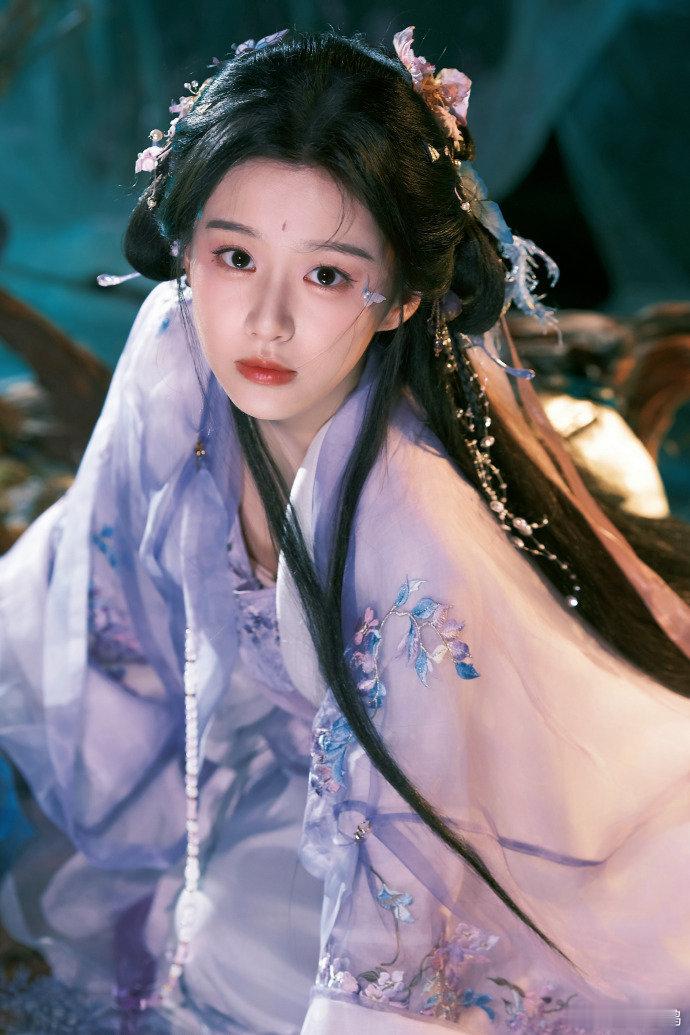 必须夸包上恩的古风适配度！淡紫色汉服穿在身上毫无违和感，发间小花与耳饰精致加分，