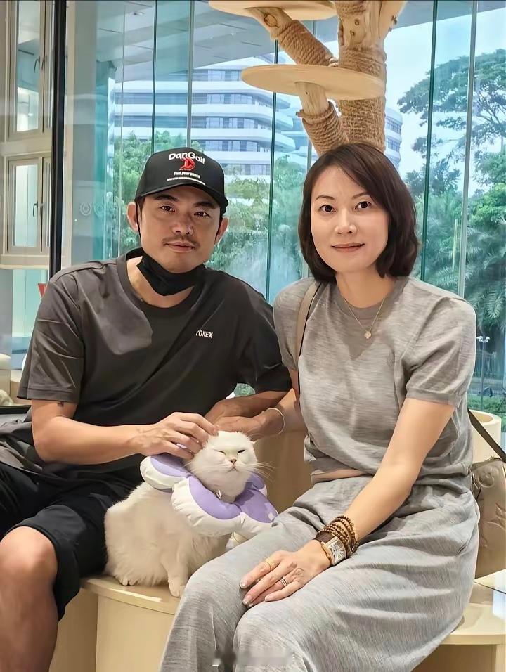 谢杏芳当初选择原谅婚内出轨的林丹，是个正确的选择，不是因为懦弱，而是为了儿子的未来。​2016年谢杏