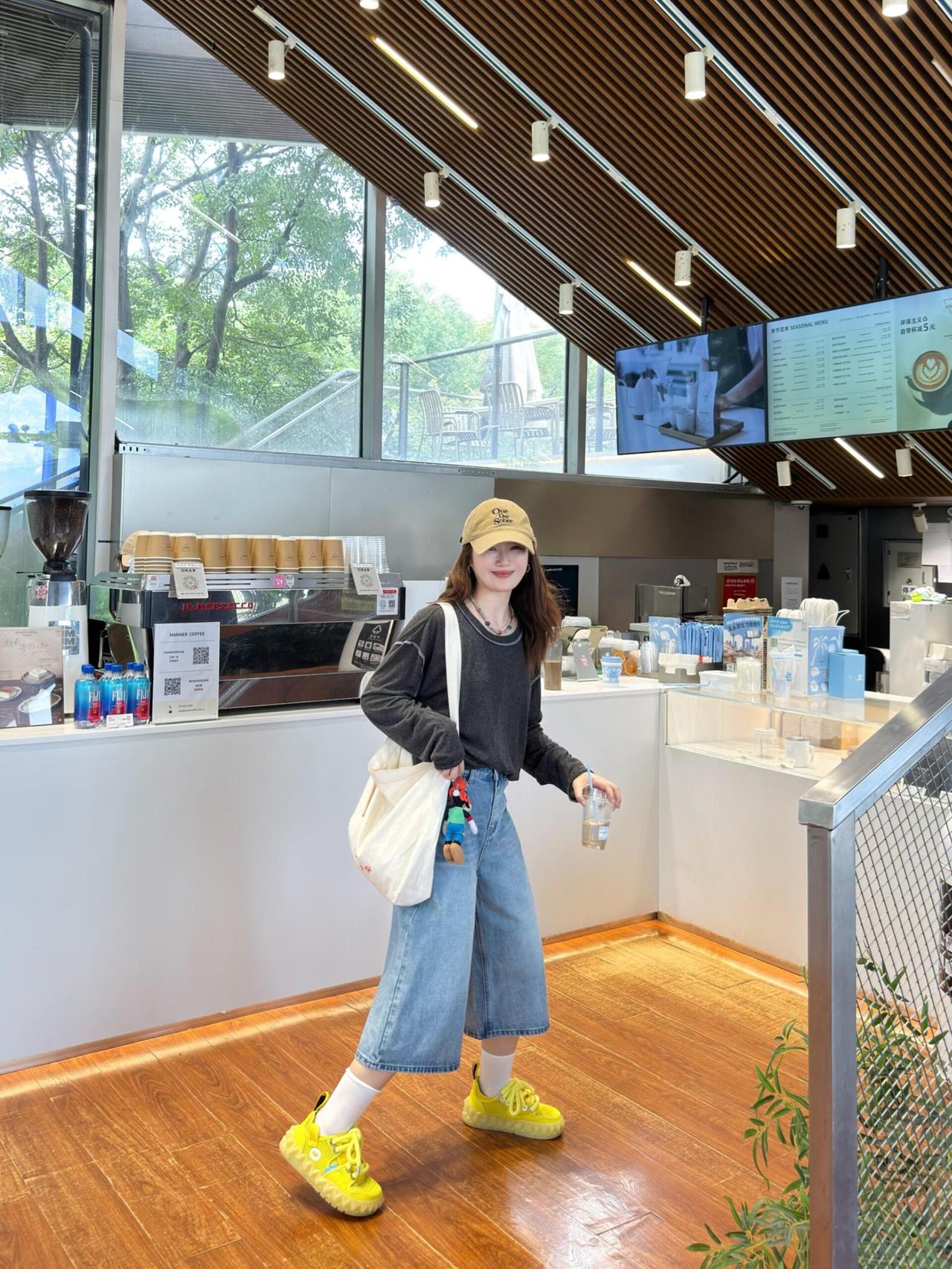 宽松T恤配八分裤，慵懒显瘦又洋气！深色轻薄长袖T恤随性松弛，搭配浅蓝色牛仔八分