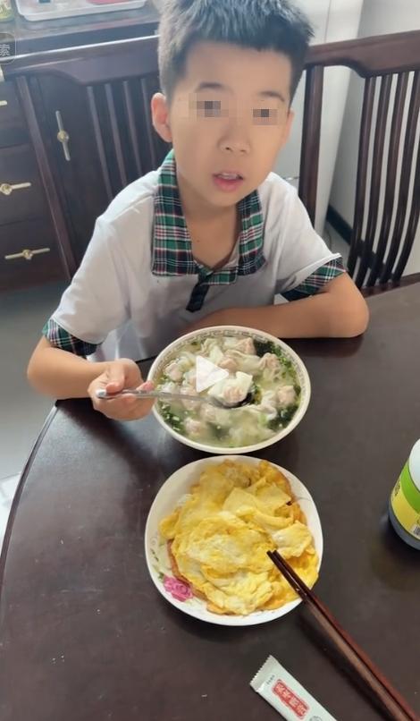 一父亲在网上吐槽：感觉开放二胎后，这批小孩都怪怪的。我小儿子就是，感觉是一下子投