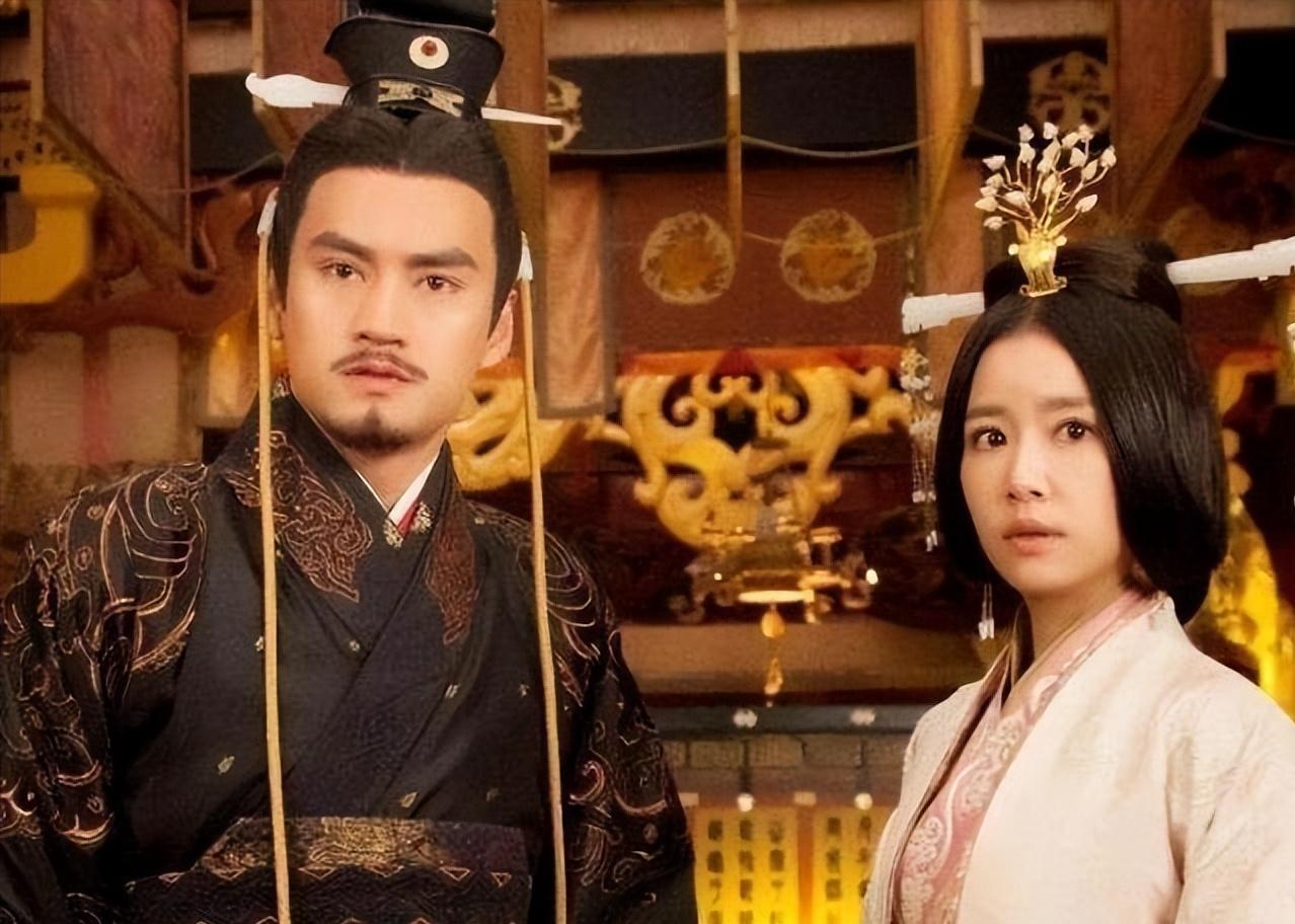 公元26年，刘彊终于主动上表辞去太子之位。刘秀听后，脸色沉重，问道：“你身居储君