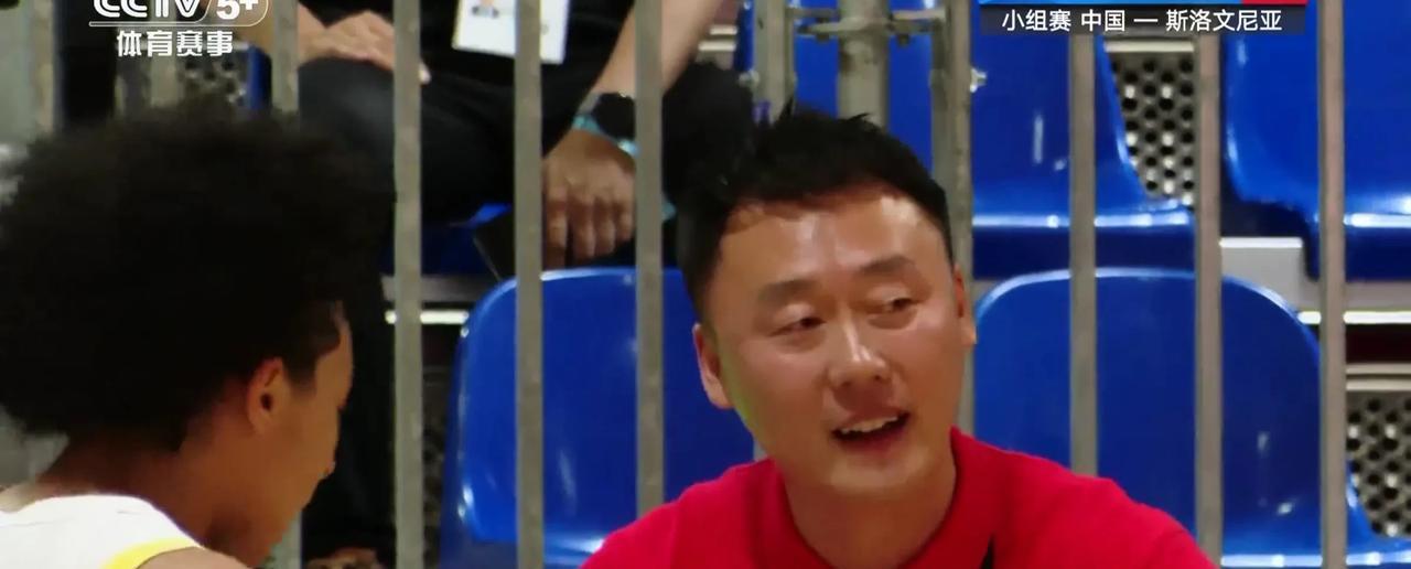 百思不得其解，广东宏远教练曲绍斌亲眼目睹对手疯狂抢前场篮板，却站在场边无动于衷，