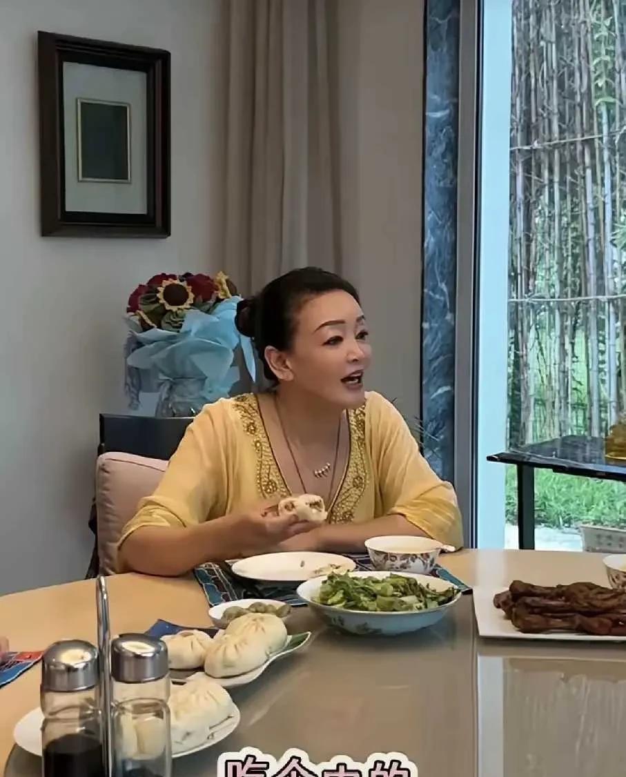 果然张兰没有做米饭，但是包子包了两个馅，有素，有肉。这样马筱梅孕期反应不吃肉可