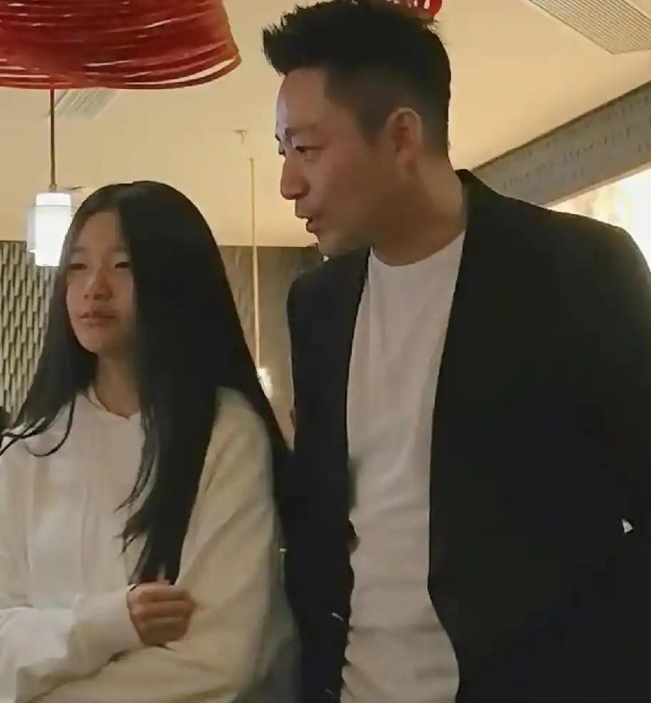 小玥儿之前看照片都是打码的，这次正脸清清楚楚。她安安静静站在那儿，穿这件普通白