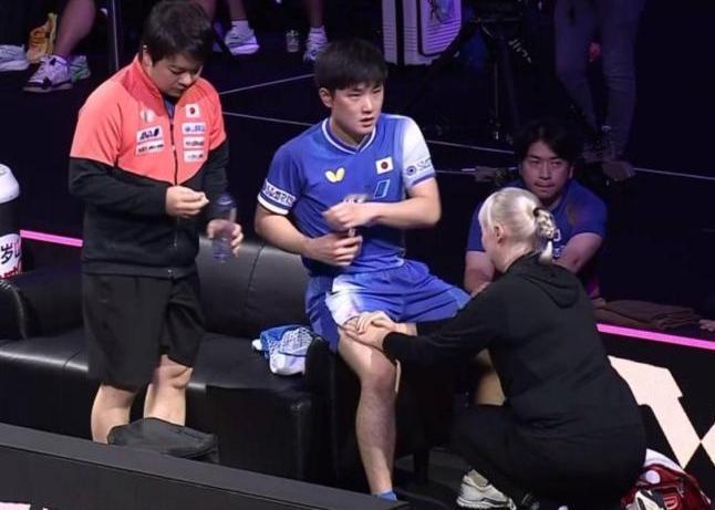真要是男子汉张本就坦荡点！许昕谈张本智和医疗暂停：利用规则阻止王楚钦乘胜追击，腿