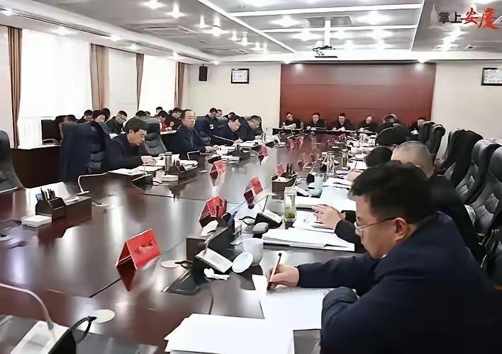 如今的会议基本都一个模式:主要领导主持会议，相关部门领导按照会议议题坐在汇报席上