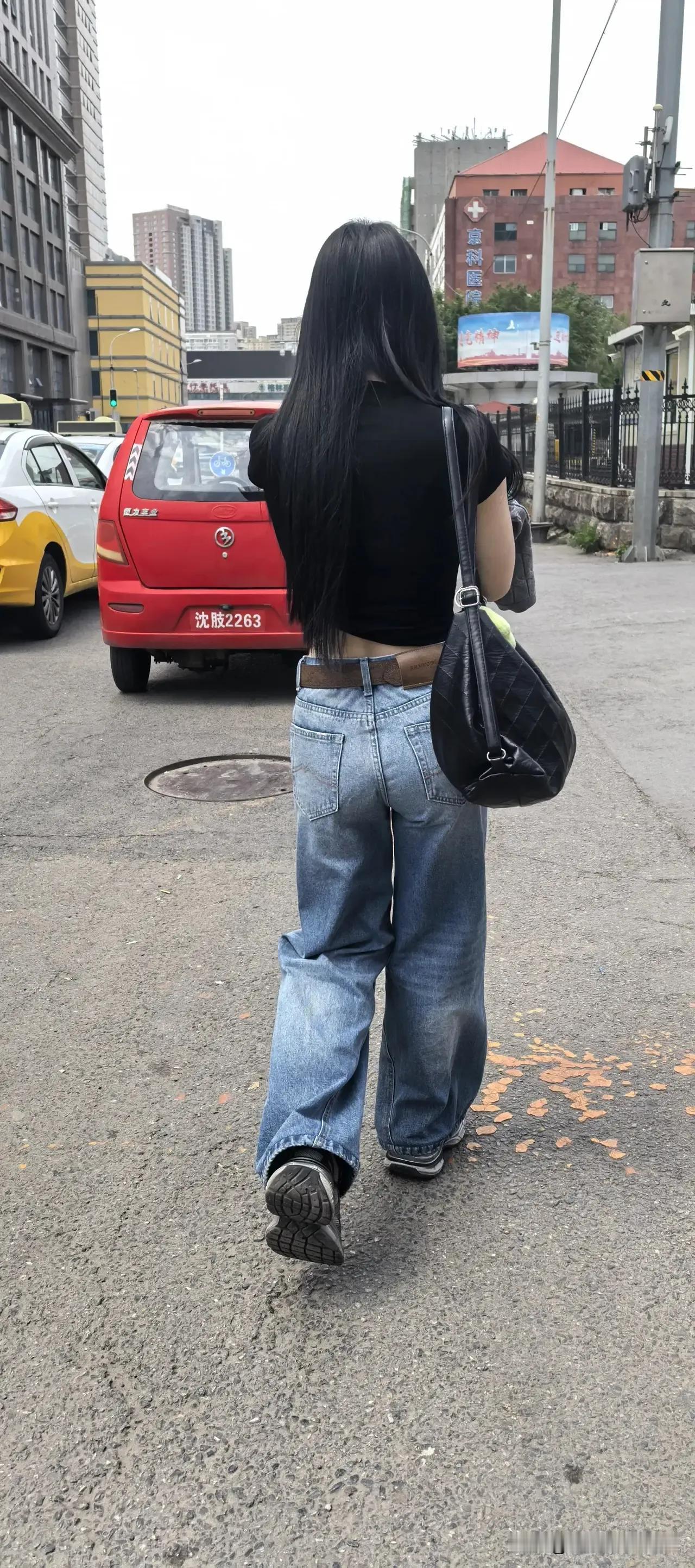 抓拍街上好身材美女，黑色上衣+宽松牛仔裤，轻松自在，时尚有型！阔腿牛仔裤直筒裤