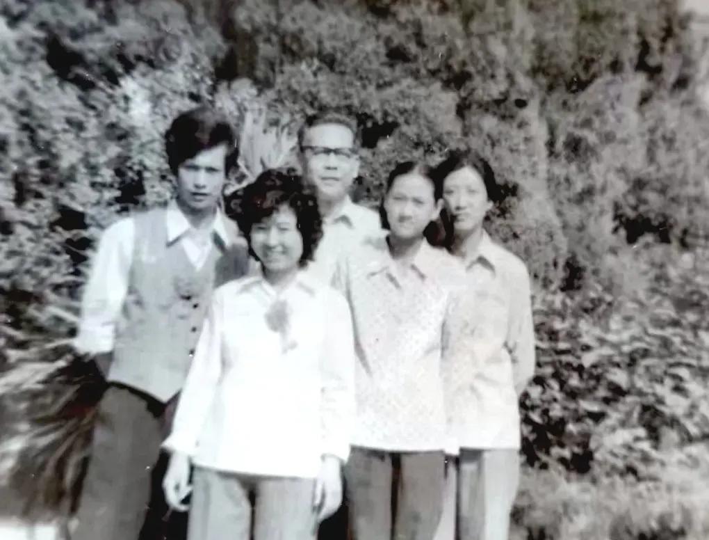 二哥要买房子，只是一间小平房。可是爸妈当时哪儿有那么多钱啊，而且二哥过继给