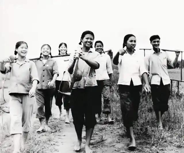 1972年，泥瓦匠张复生迎娶了女知青乔献华。新婚夜，他发现妻子的腰很粗，面对他的