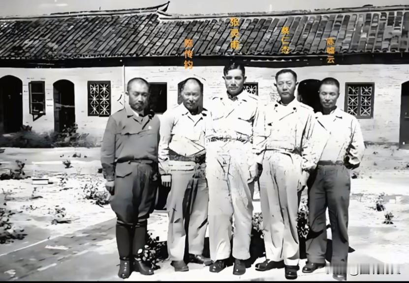 这张珍贵合影拍摄于1946年10月，整编74师攻克淮阴后，张师长和几位部下的一张