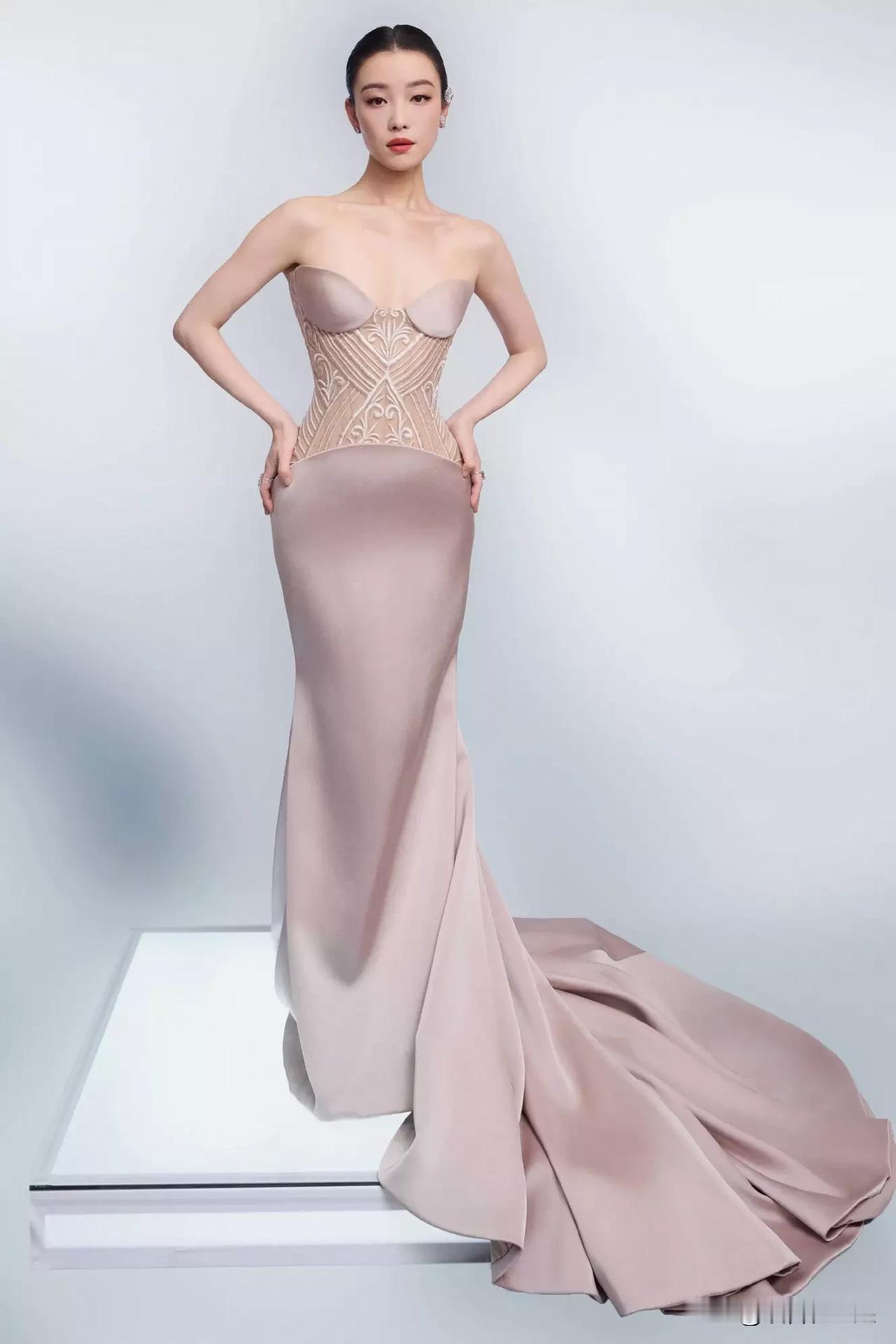 近日倪妮穿裸色修身长裙的美照曝光，那前凸后翘的曼妙曲线太绝了！她这次双造型亮相，