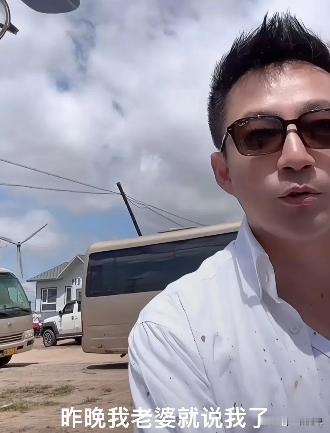 汪小菲承认被马筱梅批评了！昨天，确实有不少两个孩子的照片流出，有侧面的也有正面