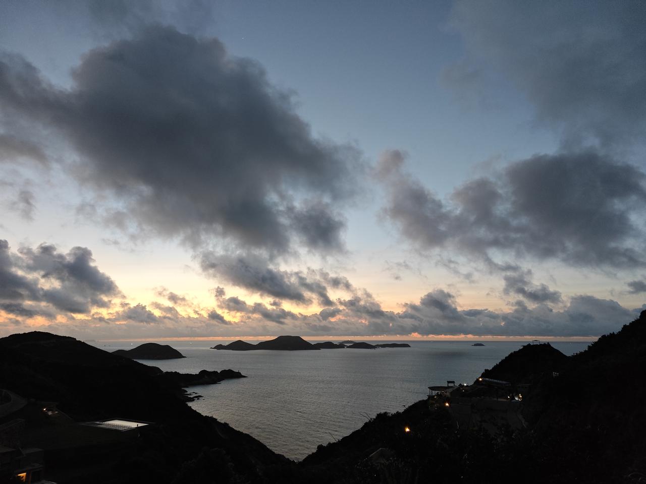 菲律宾这是怎么了，出了这么大的事情，居然没有一个国家出手援助的，美国呢，日本呢，