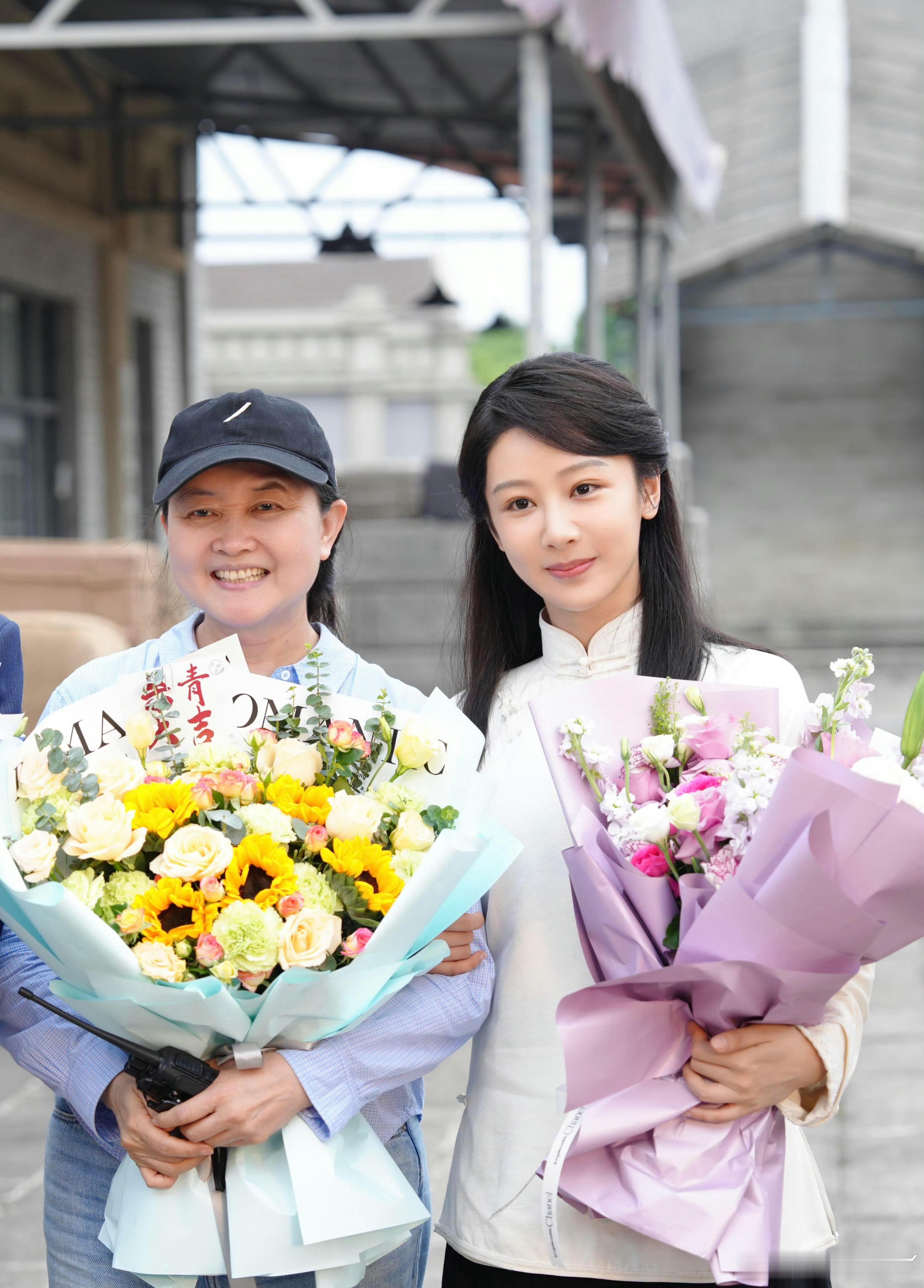 杨紫玉兰花开君再来杀青合照杨紫《玉兰花开君再来》杀青了，恭喜杀青，好美好温柔，期