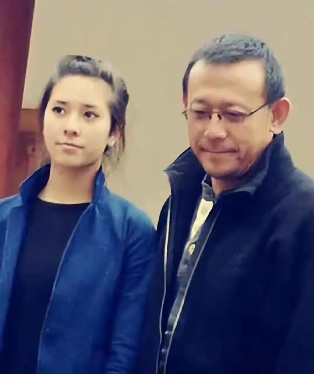 姜文现身法国，见证女儿幸福时刻近日，姜文现身法国，参加女儿姜一郎的婚礼，引