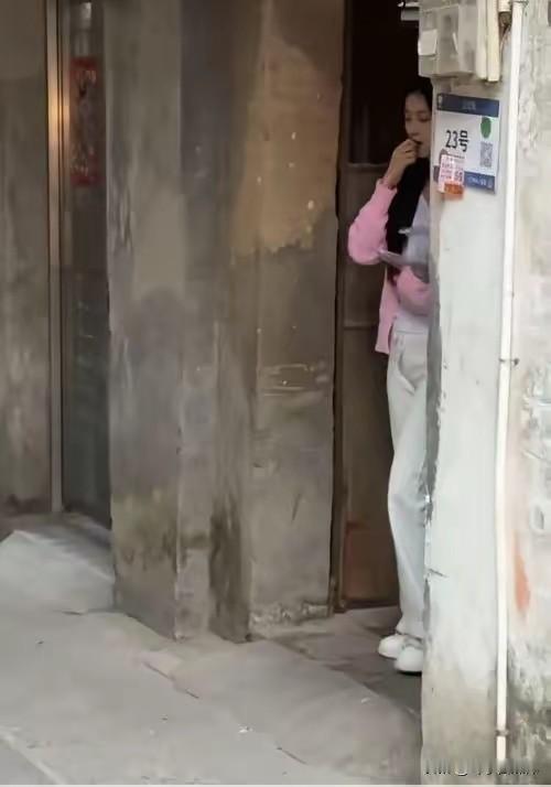 朋友倚着门磕瓜子，三个男人路过，连问“多少钱”。她抬头看看手里的瓜子，以为是问
