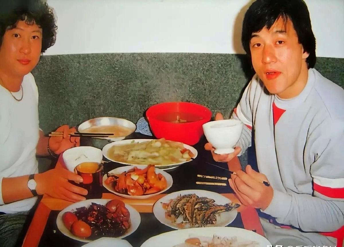 刷到这张老照片，瞬间给我看破防了！上世纪80年代的片场，成龙大哥和洪金宝大哥