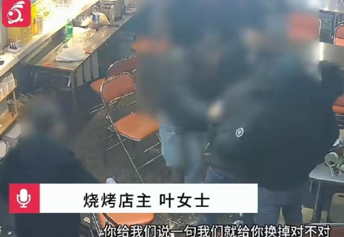 湖北黄石，6名男女吃了683元的烧烤，吃的时候没有提任何意见，临走前店主给他们抹