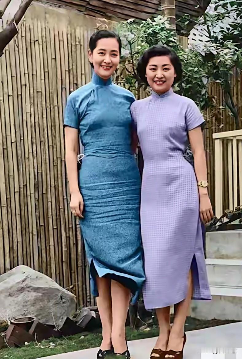 两位穿旗袍的女子，其中一位被蒋经国追了一辈子，猜猜看，哪个是[滑稽笑]