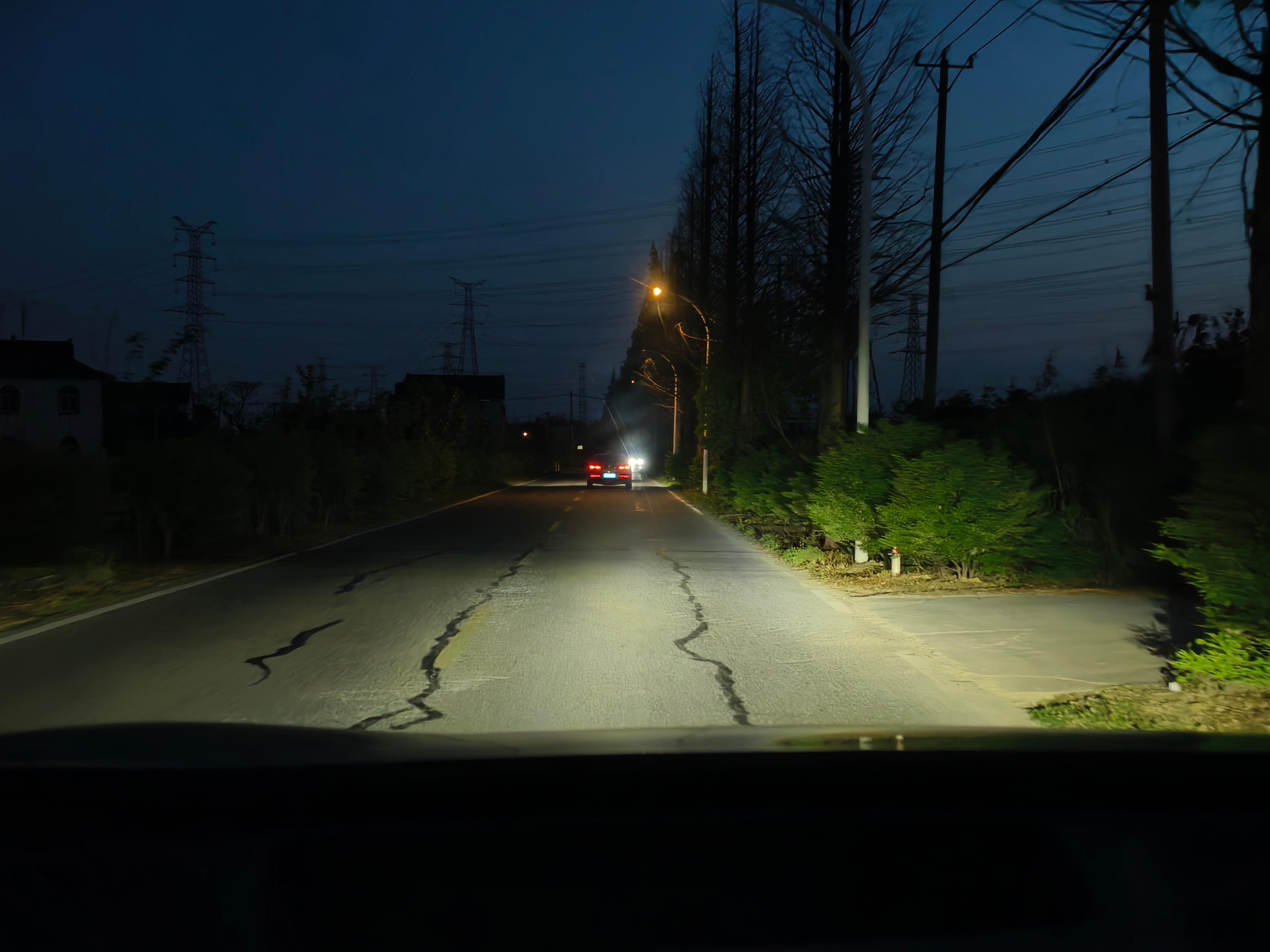 这种小道上，汽车的灯光使用普遍都还挺规范的，电动车摩托车的远光灯是一个比一个多。