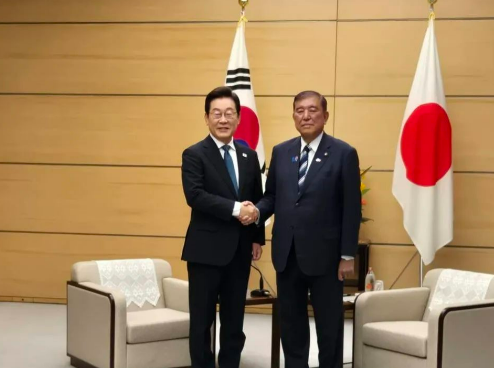 李在明：被石破茂粘上了宣布辞职的日本首相石破茂，近日又宣布把最后一场出访秀给