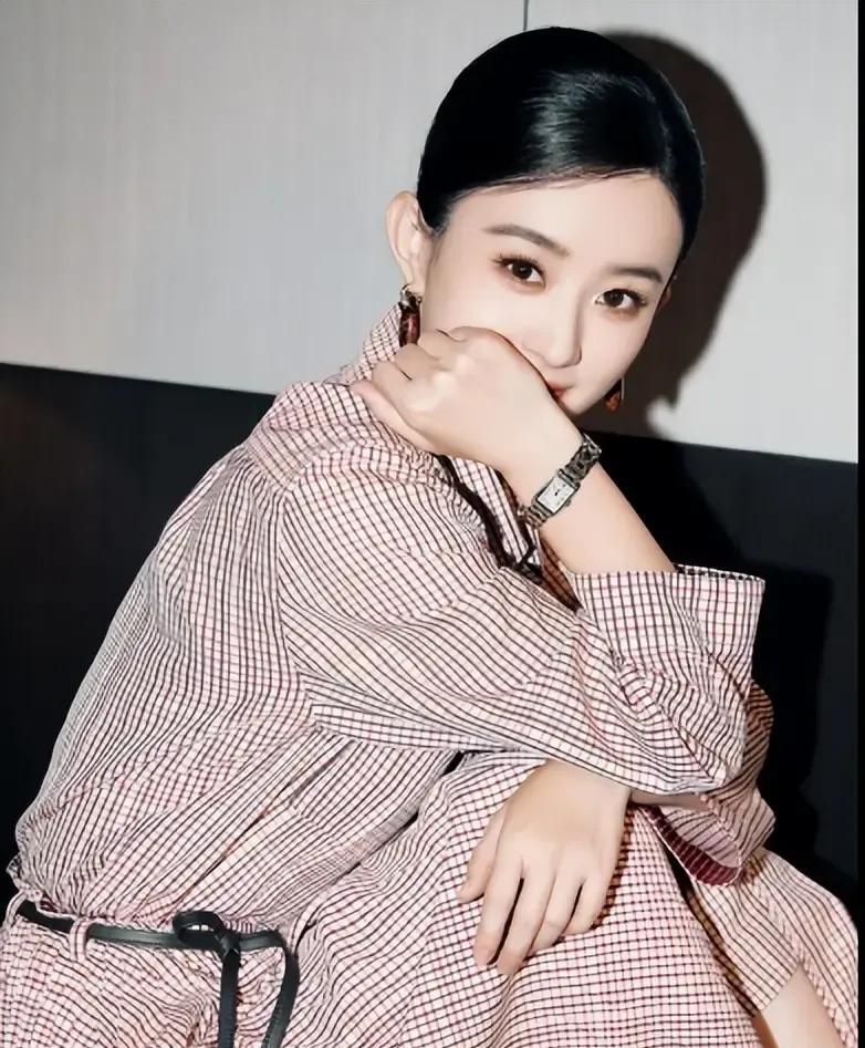 #赵丽颖印象探讨#个人感觉，赵丽颖她的相貌其实非常的讨喜，尤其在内娱，属于那种