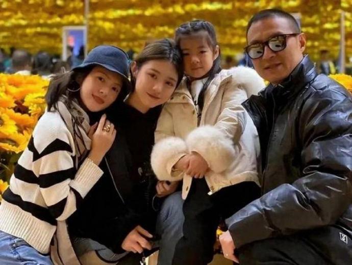 章子怡晒一双儿女可爱近照，女儿正脸曝光像极某明星，儿子侧颜帅气逼人，母爱溢出屏幕