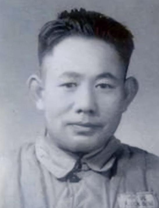 1951年5月一天，抗美援朝志愿军58师正按命令北撤，忽然在附近听到美军动静。经