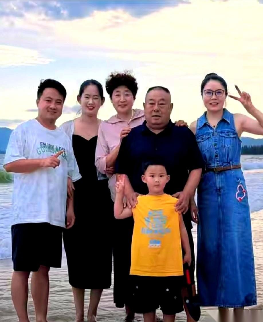 网红“欣欣”的父母，在全网几十万双眼睛底下，硬生生“消失”了快两年。两年前，两